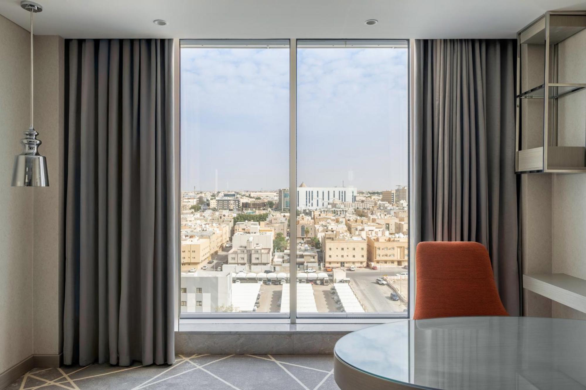 Radisson Blu And Convention Center, Minhal
