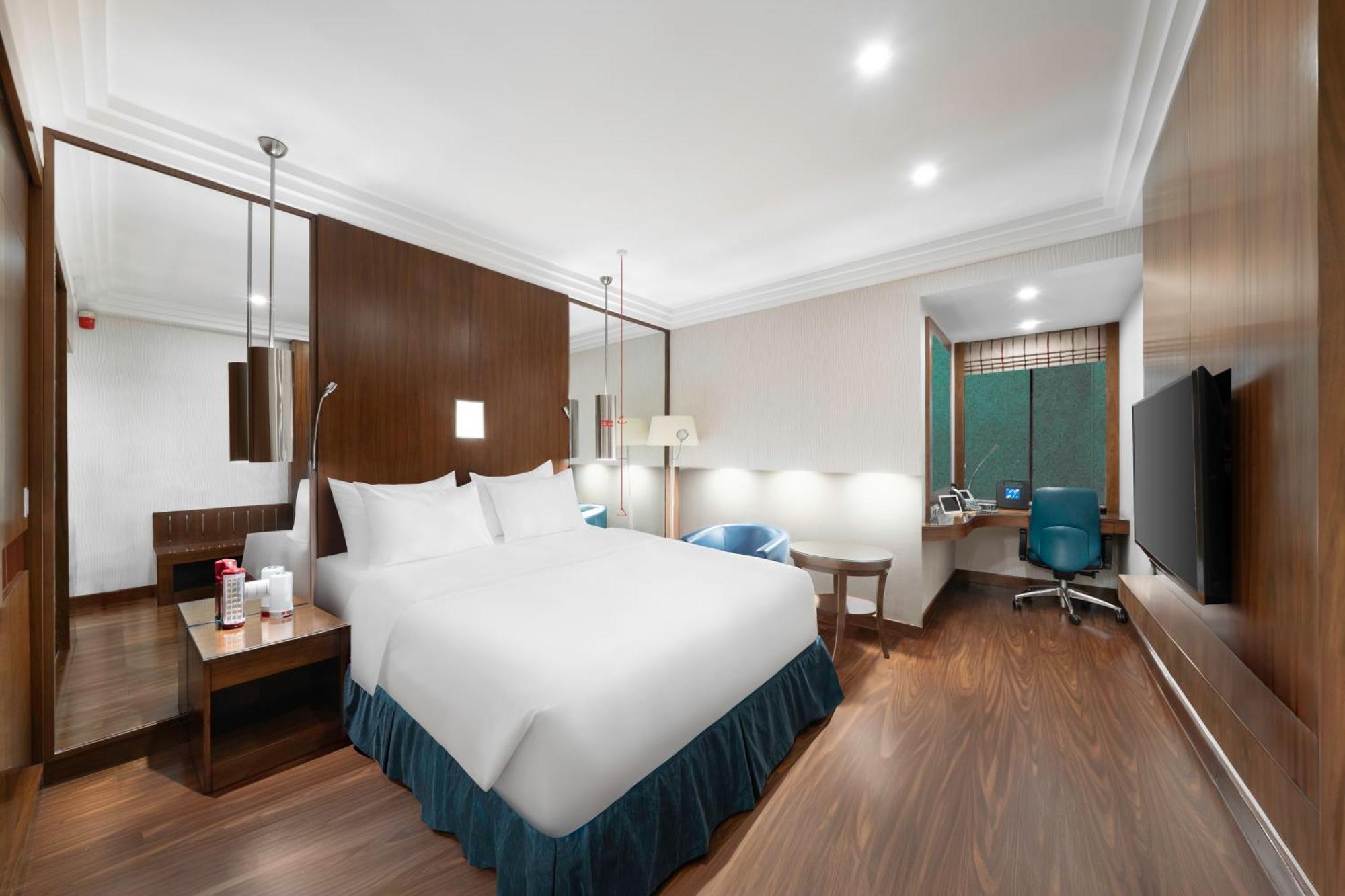 Radisson Blu And Convention Center, Minhal Hotel